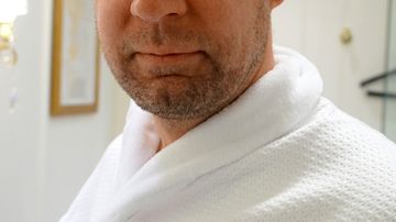 Ylen ulkomaantoimittaja Antti Kuronen testaa Trump-tuotesarjan kylpytakkia.