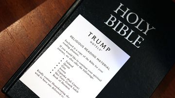 Eri uskontojen pyhät teokset ovat saatavilla Trump Internationalissa.