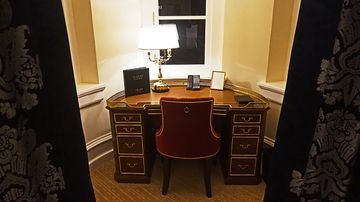 Tilavassa hotellihuoneessa on työnurkkaus. Trump International Washington.