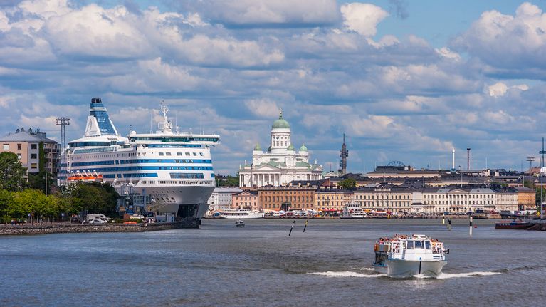 Helsinki nähtynä mereltä kauniina kesäpäivänä.