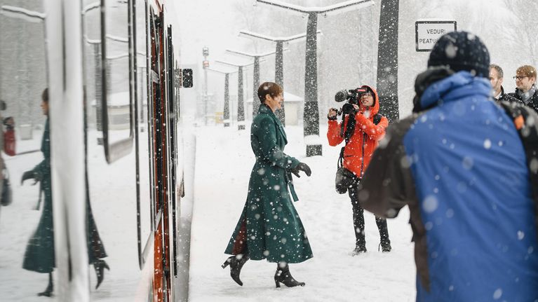 Viron presidentti Kersti Kaljulaid matkusti tiistaina junalla Narvassa pidettyyn julkistustilaisuuteen.