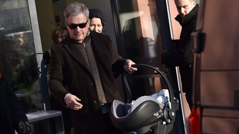 Presidentti Sauli Niinistö ja puoliso Jenni Haukio (Niinistön takana) poistuvat vastasyntyneen poikavauvansa kanssa Naistenklinikalta Helsingissä maanantaina 5. helmikuuta.