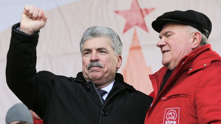Kommunistisen puolueen ehdokas Pavel Grudinin (vas.) on yllättänyt suosiollaan.