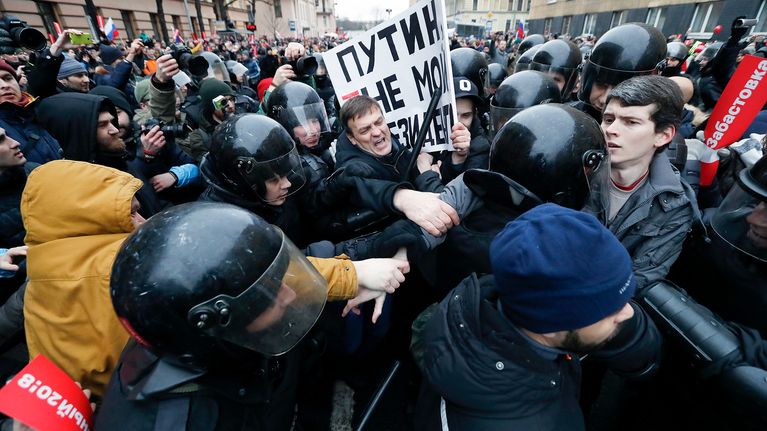 Poliisi on hajottanut oppositiojohtaja Aleksei Navalnyin kannattajien mielenosoituksia. Kuva on luvattomasta mielenosoituksesta Pietarista tammikuulta.