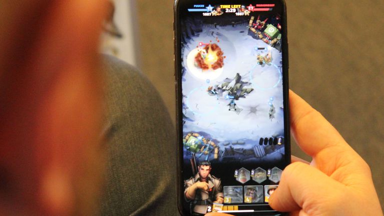 kännykkä kädessä, mobiilipeliä pelataan, mobiilipeli, pelifirma, peliteollisuus, Nitro Games, peliala
