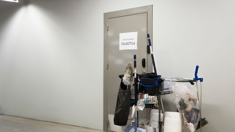 siivoukärryt siivoojien taukohuoneen edessä