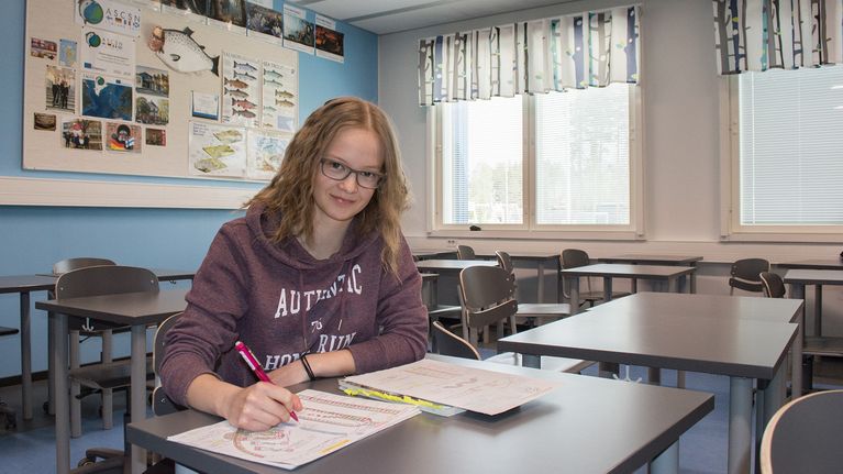 Iida-Maria Huhta värikkäiden muistiinpanojen kanssa