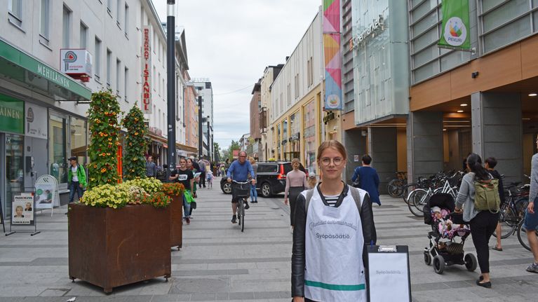 Feissari Sohvi Haapsamo Oulun keskustassa.
