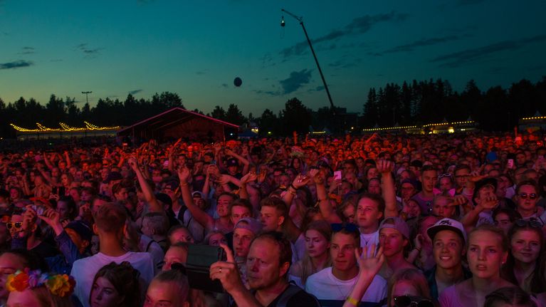 Yleisöä Zara Larssonin keikalla Ilosaarirock-festivaaleilla.