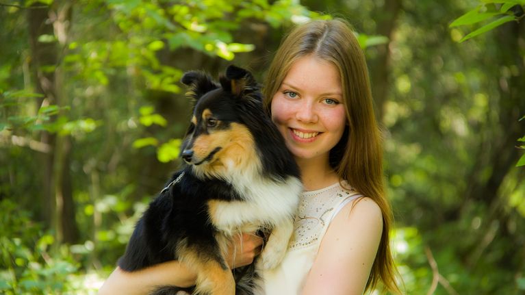 Susanna Sipola ja hänen koiransa Minni.