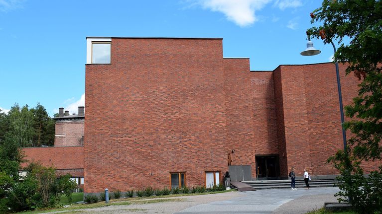 Jyväskylän yliopiston päärakennuksen eteläinen julkisivu.