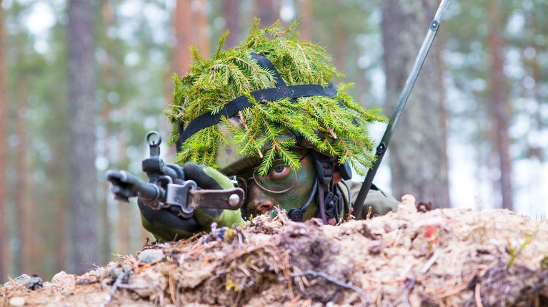 Puolustusvoimat valmiusjoukot armeija varusmies tähtääminen maastoutuminen ase