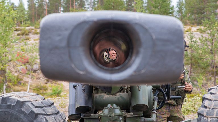 Puolustusvoimat valmiusjoukot armeija varusmies tykki tähtäin