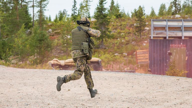 Puolustusvoimat valmiusjoukot armeija varusmies juoksee