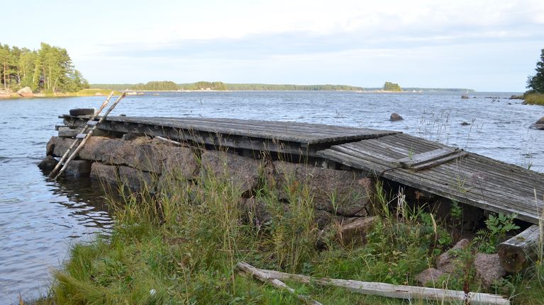 Kivinen laituri meren rannassa.