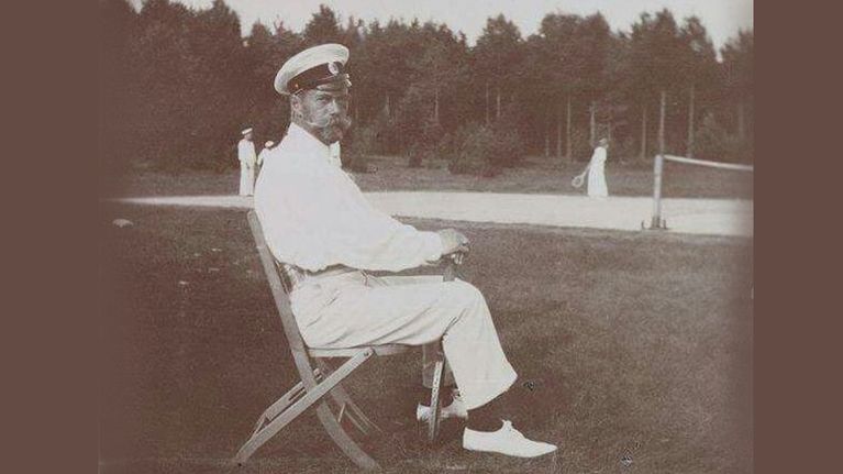 Nikoila II tenniskentällä