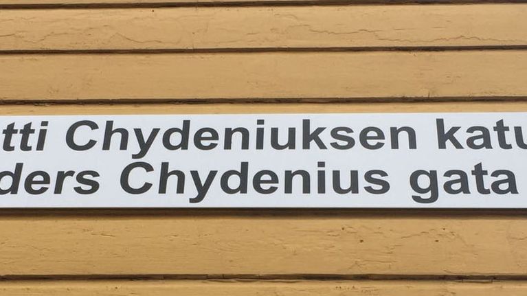 Uudessa kyltissä Antti Chydeniuksen kadussa on tarpeeksi välilyöntejä.