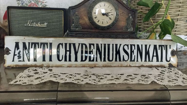 Kuvassa vanha, emalinen katukyltti, jossa Antti Chydeniuksenkatu on kirjoitettu yhteen.