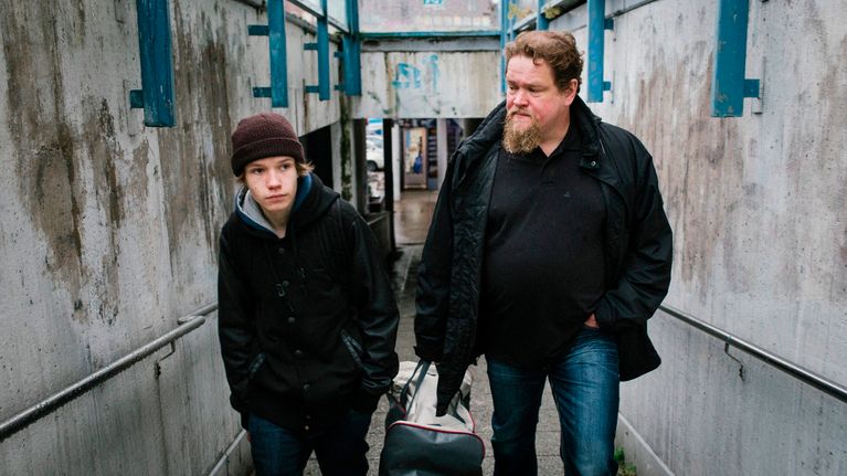 Ville Haapasalo on elokuvassa Janne, jonka tarjoamaan miehen malliin Lenni (Jere Ristseppä) tarttuu.