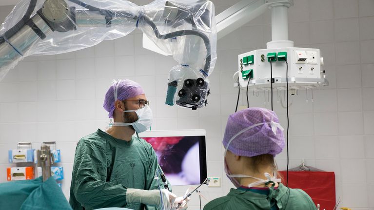 Neurokirurgi Martin Lehecka leikkaa välilevyn pullistumaa eksoskoopin avulla.