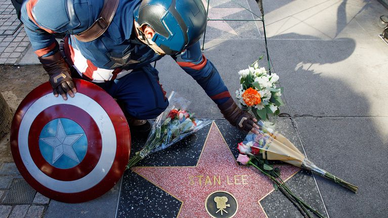 Kapteeni Amerikaksi pukeutunut fani laski kukkia Stan Leen tähdelle Hollywoodin Walk of Famella 12. marraskuuta.