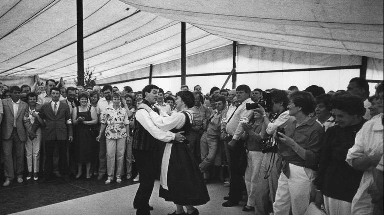 Paavo Väyrynen ja Tytti Isohookana-Asunmaa tanhuavat Keskustan puoluekokouksessa kesäkuussa 1986.