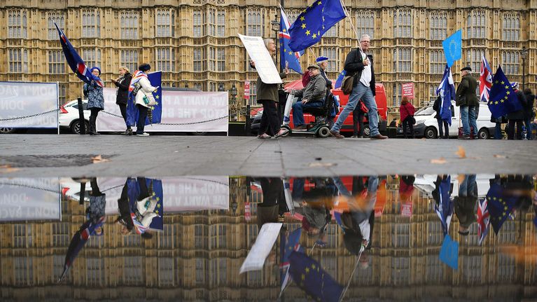 Brexit-erosopimuksen vastustajat osoittavat mieltään parlamenttitalon edustalla Lontoossa.