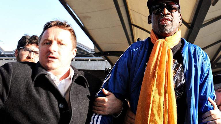 Vuonna 2014 otetussa kuvassa Michael Spavor (vas.) ja entinen koripalloilija Dennis Rodman (oik.) saapuvat Pekingin lentokentälle.