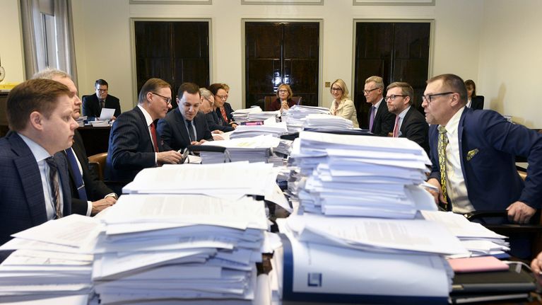 Eduskunnan perustuslakivaliokunta aloittamassa kokoustaan.