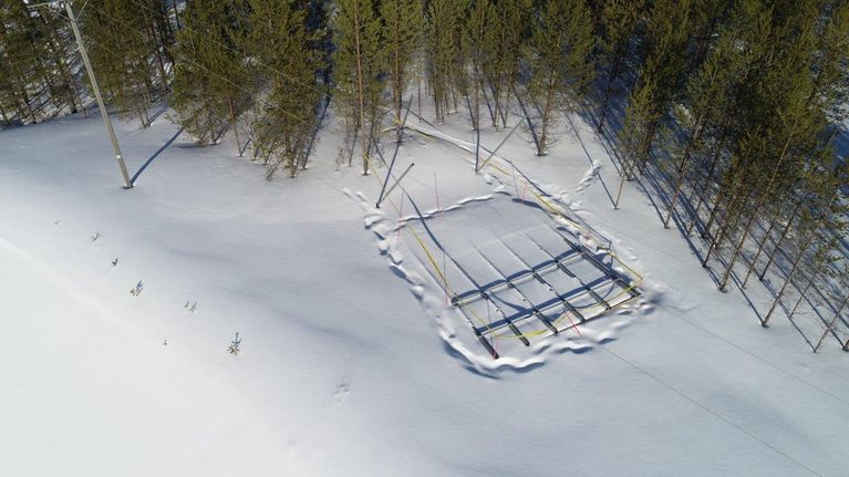 Kesäkuussa Paltamontie varteen noussut pessimistien mainoskyltti on saanut tarpeekseen ja kaatunut.