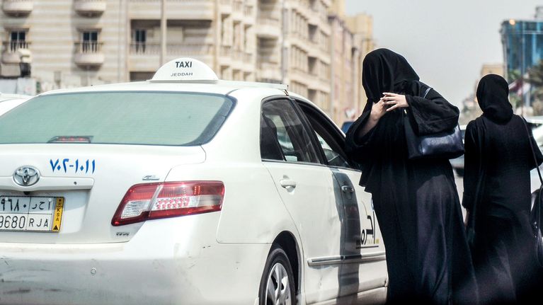 Saudinaisia nousemassa taksiin Jeddahissa syyskuussa 2017.