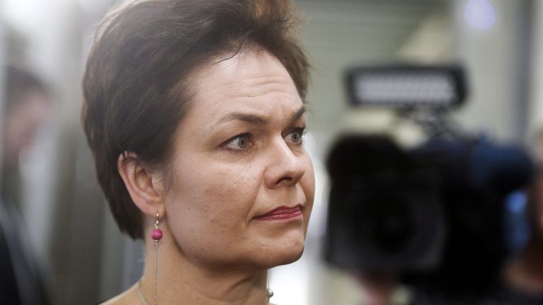Keskustan edustaja Hannakaisa Heikkinen vastaamassa median kysymyksiin eduskunnan käytävällä Helsingissä 8. maaliskuuta.