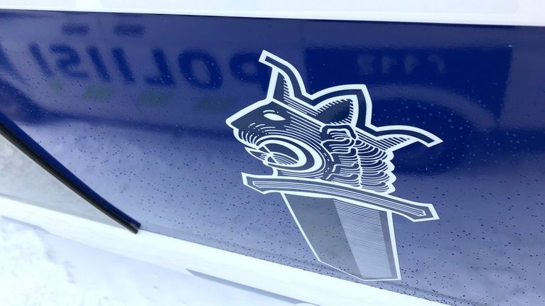 Miekkalogo poliisiauton kyljessä.