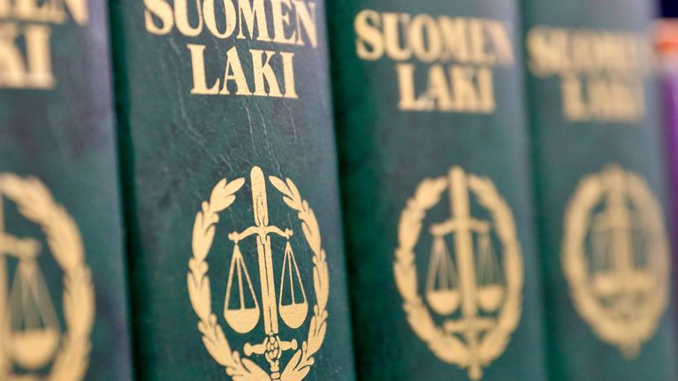 lakikirjoja hyllyssä
