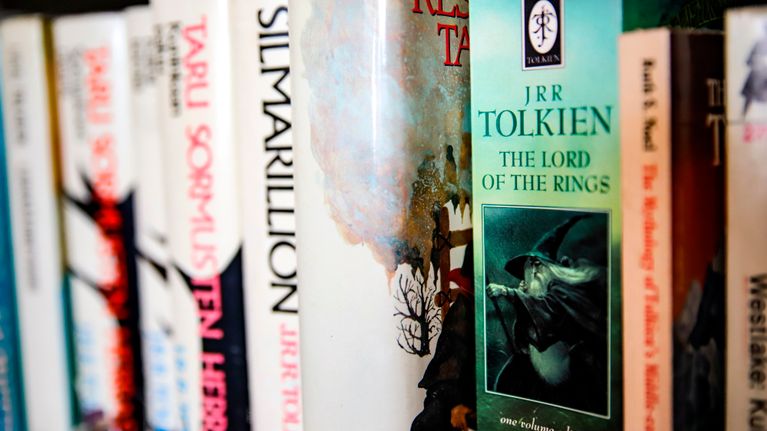 Tolkienin kirjoja kirjahyllyssä.