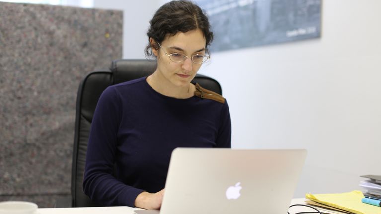 Tania Röttger työskentelee saksalaisella Correctiv-faktantarkistussivustolla.