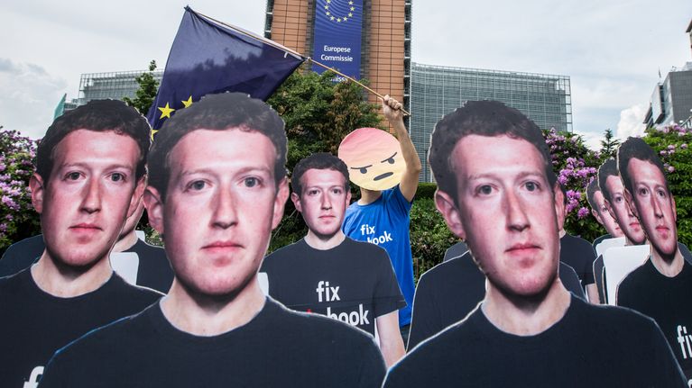Facebookin perustaja Mark Zuckerberg oli viime vuoden toukokuussa Euroopan parlamentin kuultavana.  