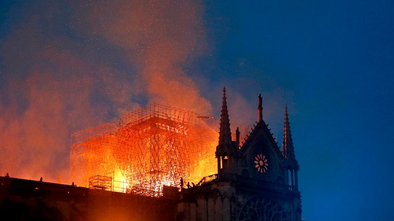 Huhtikuussa levisi erityisen paljon valeuutisia pariisilaisen Notre Dame -katedraalin palosta. Valeuutisissa väitettiin Ranskan keltaliivimielenosoittajien olleen palon takana, vaikka todellisuudessa palo sai alkunsa sähkön oikosulusta.