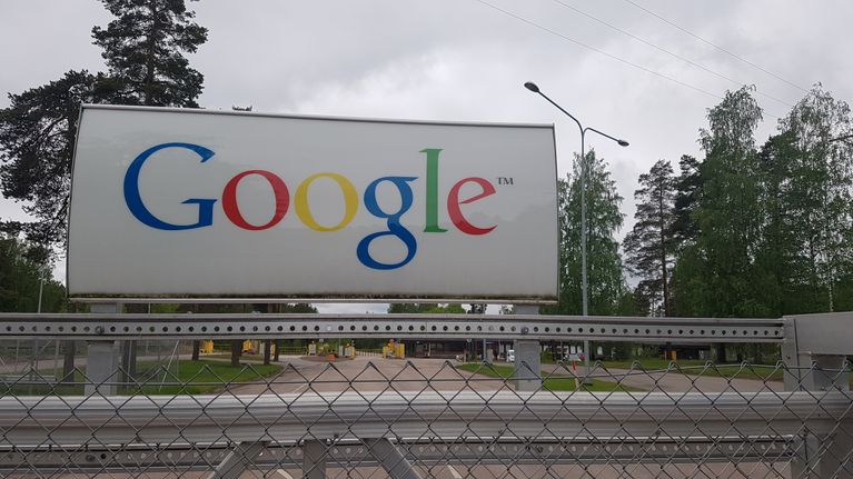 Googlen logo Summan entiseen paperitehtaaseen rakennetun palvelinkeskuksen portilla Haminassa.