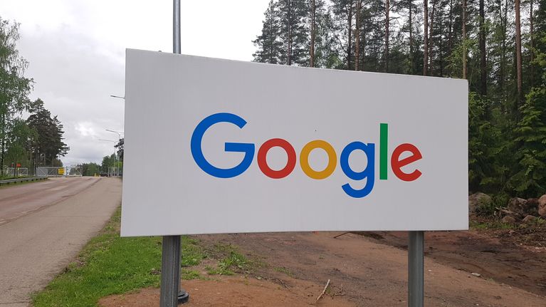 Googlen kyltti Haminan palvelinkeskuksen portin läheisyydessä.