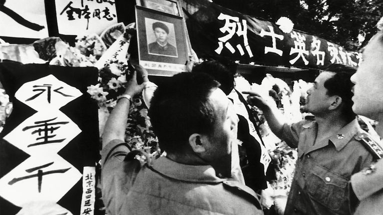 Tiananmenin aukion lähelle perustettu muistomerkki.