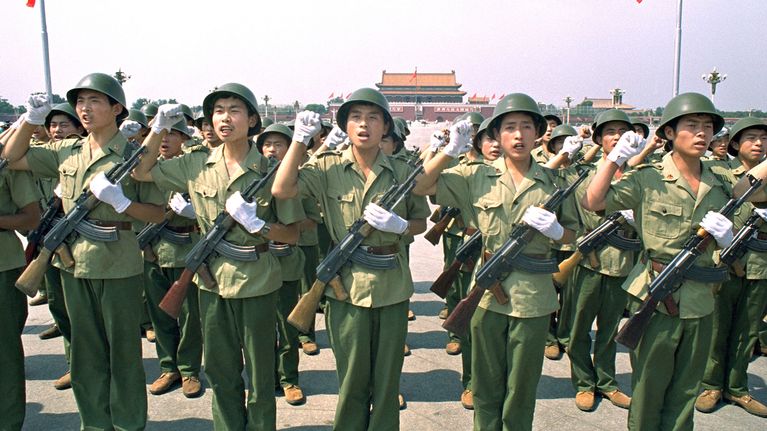 Sotilaat vannovat valan Tiananmenin aukiolla  2. heinäkuuta 1989.