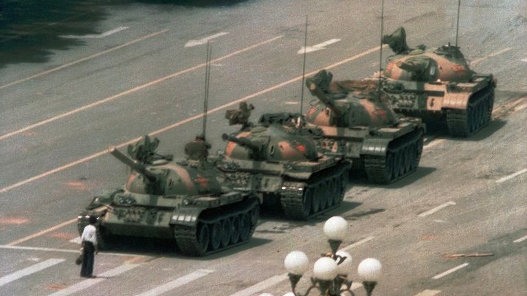 Mies seisoo panssarien edessä Tiananmenin aukiolla kesäkuussa 1989. 