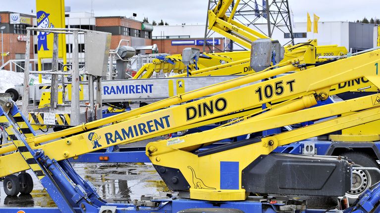 Ramirentin koneita ja laitteita varastoalueella.