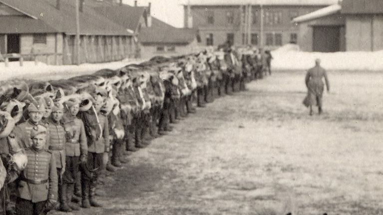 Suomen Rakuunarykmentin upseerikerho, edessä upseereita ja rakuuna Lintunen ja hevonen Itsenäinen. 1890-luku