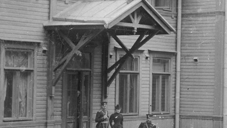 Hämeen ratsurykmentti ja hevosia keskusaukiolla vanhan maneesin edustalla v. 1926. 