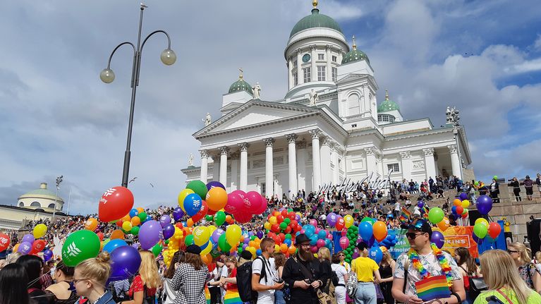 Pride-kulkueen osanottajia kokoontumassa Senaatintorille.