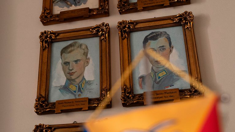 Kuvia sotilaista upseerikerholla