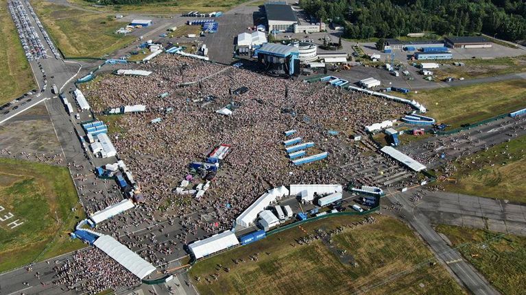 Yleisöä Malmin lentokentällä Ed Sheeranin konsertissa.