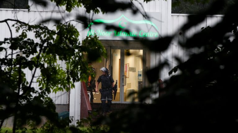 Poliisi Baerumissa al-Noorin islamilaisessa keskuksessa, jonne nuori norjaismies tunkeutui aseistettuna.   